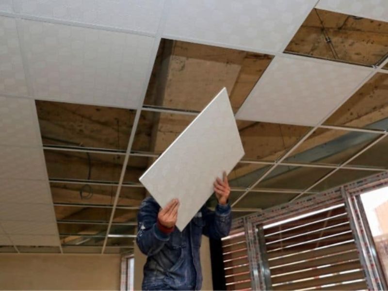 Bước 3: Lắp đặt hệ khung xương trần thả