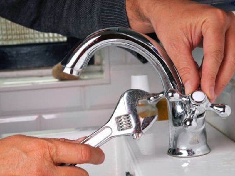 Thay vòi nước bồn rửa mặt nên gọi thợ hay không ?