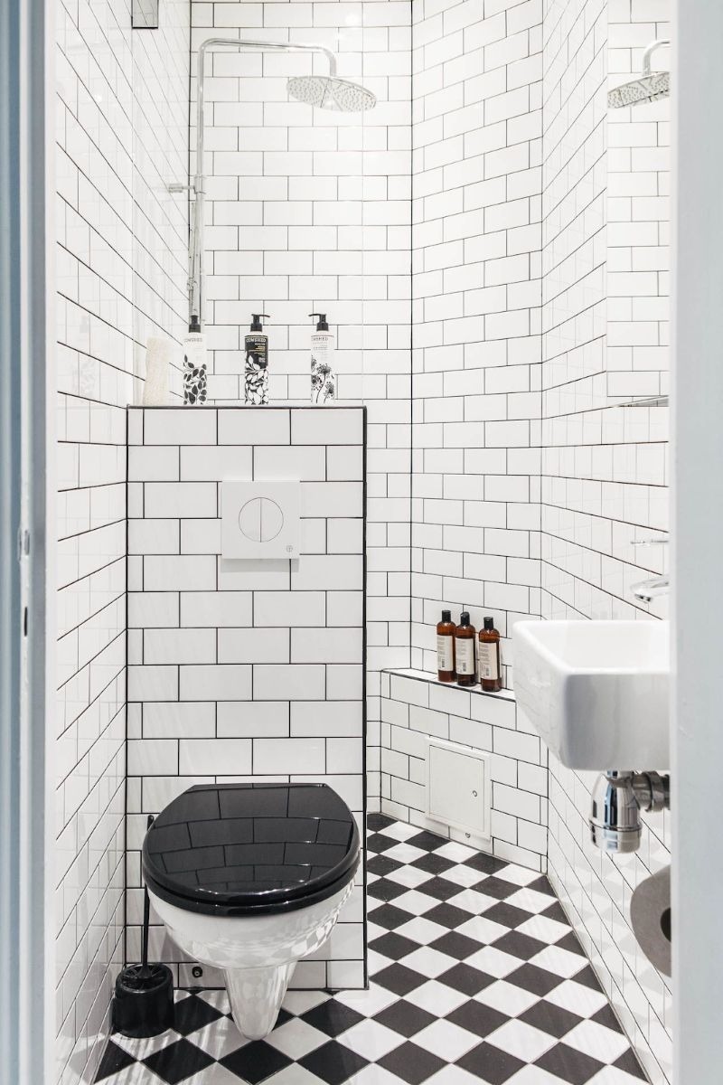Mẫu nhà vệ sinh 2m² có bồn cầu bố trí thông minh