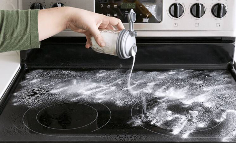 Làm sạch vết bẩn cứng đầu với giấm hoặc baking soda
