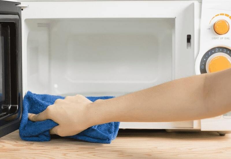 Vì sao cần vệ sinh lò vi sóng thường xuyên