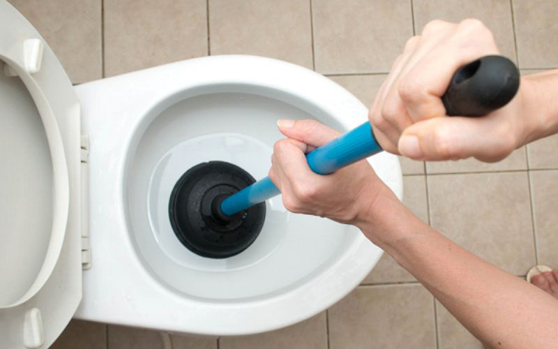 Dấu hiệu nhận biết bồn cầu bị nghẹt hơi