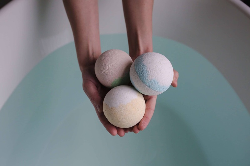  Sử dụng viên tạo bọt bồn tắm (bath bomb)