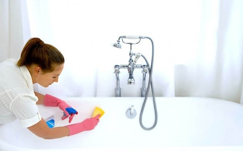 Vệ sinh bồn tắm thường xuyên để đảm bảo an toàn và vệ sinh