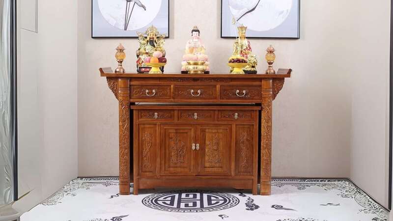 Mẫu bàn thờ với tranh trúc chỉ