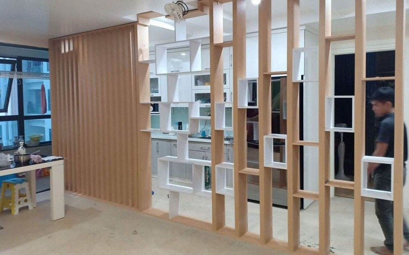 Mẫu vách ngăn kết hợp lam gỗ thưa, tạo độ thoáng